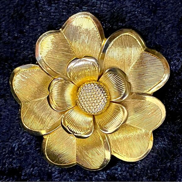 Vintage Jewelry Gold Tone Flower Bloom Scarf Clip Unsigned - Picture 1 of 4
